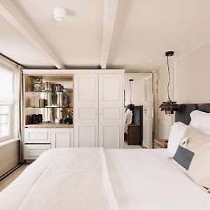 Camera piccola con letto king size